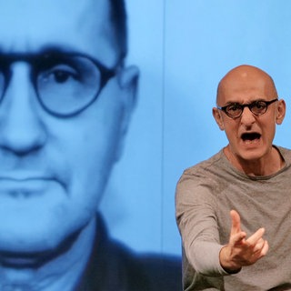 Ich, Bertolt Brecht - Dialog mit dem Dichter. Ein lehrreiches Theaterereignis mit Schauspiel, Musik und künstlicher Intelligenz