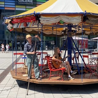 Georg Traber aus der Schweiz mit seinem Musikkarusell beim Straßentheaterfestival in Ludwigshafen