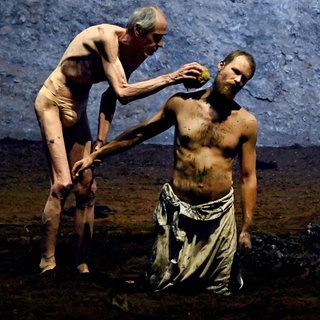 Philippe Sly (rechts, Saint Francois) während der Fotoprobe zur Oper „Saint Francois d’Assise“ von Olivier Messiaen im Rahmen der Salzburger Sommerfestspiele in der Felsenreitschule. 