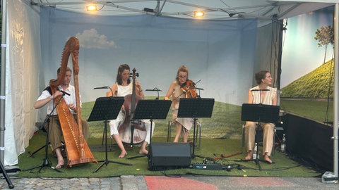 Menschen mit Instrumenten
