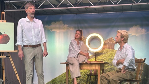 Drei Menschen auf der Bühne
