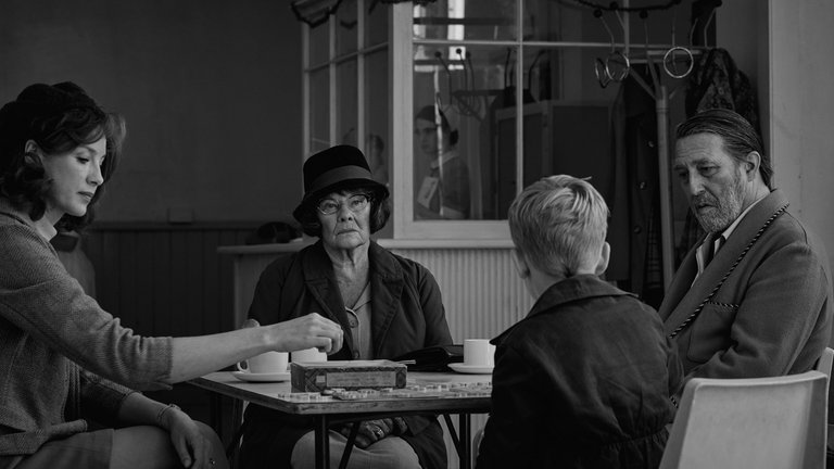Caitriona Balfe, Judi Dench, Jude Hill as Buddy , and Ciarán Hinds in „Belfast“ (2021)