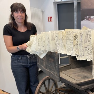 Der Zettelspieß: Ein origineller Notizblock der Barockzeit aus Edgar Reitz' Film "Leibniz", präsentiert von der Leiterin des Filmhauses in Simmern