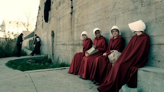 The Handmaid's Tale: Mägde neben hängenden Leichen in Gilead