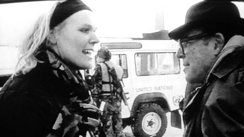 Regisseur Marcel Ophüls (rechts) mit einer deutschen Kriegsreporterin in Sarajevo, 1994.