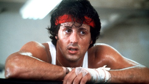 Der Boxer Rock Balboa, gespielt von Sylvester Stallone, lehnt sich an den Seilens des Boxrings nach einer Trainingseinheit an.  