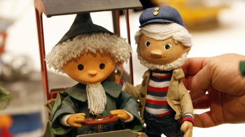 Die ostdeutsche und die westdeutsche Sandmännchen-Figuren nebeneinander 