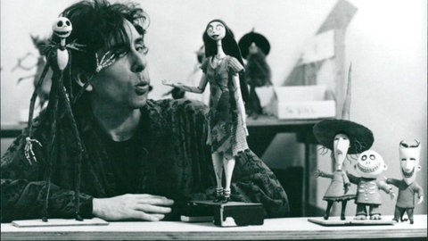 Tim Burton mit den Puppen aus seinem Stop-Motion-Animationsfilm "Nightmare before Christmas"