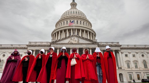 The Handmaid's Tale: Demonstrantinnen vor dem US-Capitol, verkleidet als Mägde