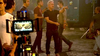 Hollywood-Regisseurs Roland Emmerich (5. v. l.) am Set vom „Stonewall“  