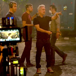 Hollywood-Regisseurs Roland Emmerich (5. v. l.) am Set vom „Stonewall“  