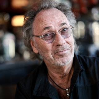 Moderator Hugo Egon Balder lächelt in die Kamera | Hugo Egon Balder und seine großen Shows der 90er