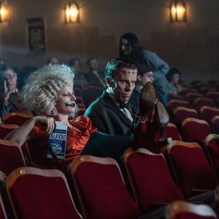 Jessie Buckley, Christian Bale, Regisseurin Maggie Gyllenhaal, am Set von "The Bride" (v.l.)