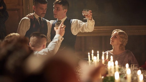Peaky Blinders: Thomas Shelby und sein Bruder auf einer Feier