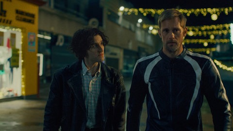 Pillion (2026): Hauptdarsteller Harry Melling (links) und Alexander Skarsgard in einer Filmszene