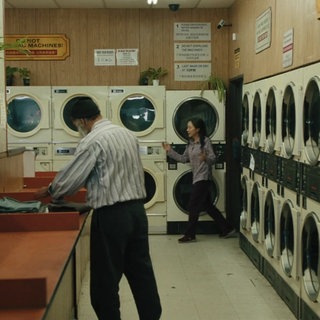 Filmszene aus "Everything Everywhere All at Once" mit Michelle Yeoh, Ke Huy Quan, Jamie Lee Curtis, u.a.