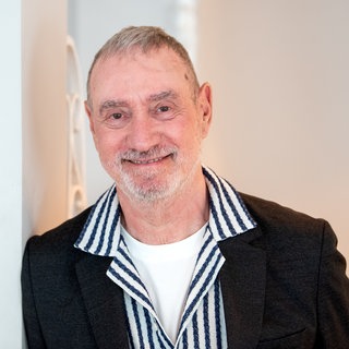 Roland Emmerich, Regisseur, lächelt nach einem Interview am Rande der Digitalmesse OMR.