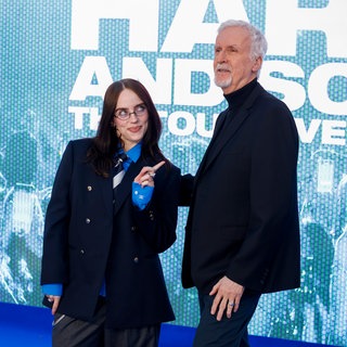 Billie Eilish und James Cameron bei der Premiere von „Hit Me Hard And Soft“.