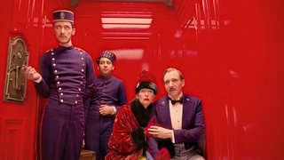 Die Schauspieler Tony Revolori (2.v.l.) als Zero Moustafa, Tilda Swinton (2.v.r.) als Madame D. und Ralph Fiennes (r) als Gustave H. in einer Szene des Kinofilms «Grand Budapest Hotel» (undatiert).