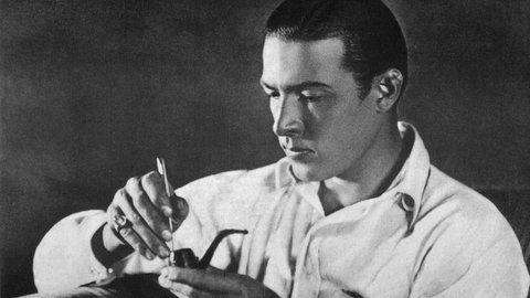 Rudolph Valentino stopft eine Pfeife (Aufnahme aus den 1920er-Jahren)
