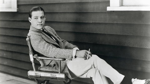 Der Schauspieler Rudolph Valentino (1895 - 1926), hier auf einer Terrasse sitzend in den 1920er-Jahren. 