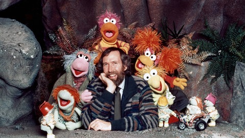 Jim Henson inmitten seiner Figuren aus der Serie "Die Fraggels"