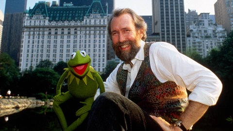 Jim Henson posiert mit seiner Figur Kermit the Frog im Central Park New York
