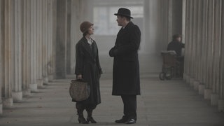 Charlotte und Kommissar Böhm treffen sich heimlich in den Kolonaden auf der Museumsinsel. 