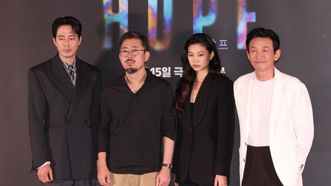 Na Hong-jin, Zo In-sung, Jung Ho-yeon und Hwang Jung-min bei der Premiere von „Hope“ in Seoul.
