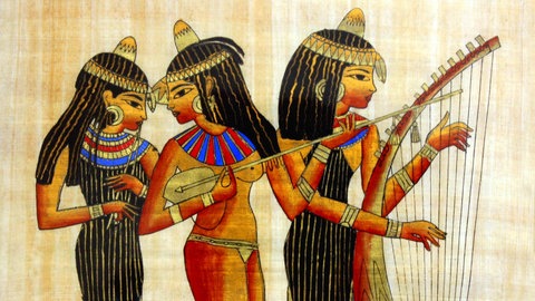 Zeichnung ägyptischer Musikerinnen. Die alten Ägypter waren sehr musikalisch. Ihre Liebeslieder spielen sie unter anderem auf Harfen, auf Rasseln und auf Trommeln. 