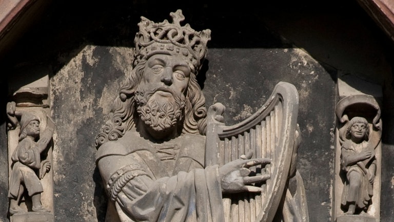 König David mit Lyra, Nischenfigur am Portal des Nordflügels von Schloss Merseburg. Skulptur um 1490 (im 19.Jh. erneuert)