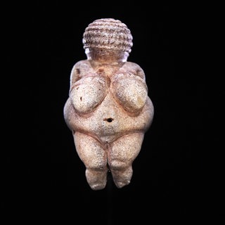 Die Venus von Willendorf im Naturhistorischen Museum (NHM) in Wien. Die rund elf Zentimeter große, altsteinzeitliche "Venus von Willendorf" wurde am 27. August 1908 in Willendorf in der Wachau entdeckt.