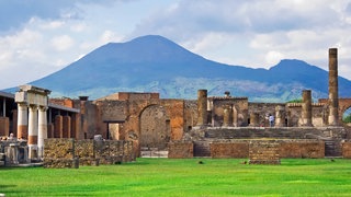 Überreste der Stadt Pompeji im Schatten des Vesuvs
