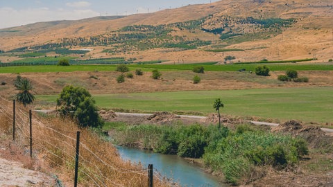 Das Bild zeigt den Jordan im nördlichen Israel.