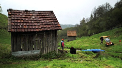 Ein Mann steht vor einer Heuhütte im Murgtal