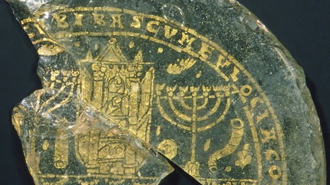 Römische Schalenfragmente mit Menora, Schofar und Tora-Arche (um  300 - 350)