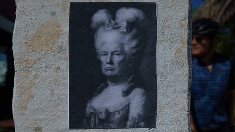 No-Kings-Proteste in den USA: Ein Aufkleber zeigt ein KI-generiertes Bild von Donald Trump als Marie-Antoinette mit Rokoko-Kleid und gepuderter Perücke