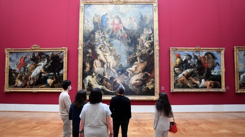 Besucher betrachten in der Alten Pinakothek von Peter Paul Rubens "Das Große jüngste Gericht"