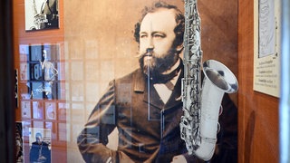 Blick vom Museum, das auf dem Gelände des Hauses erbaut wurde, in dem Adolphe Sax, Erfinder des Saxophons, 1814 in Dinant, Belgien, geboren wurde, am 03. Juli 2023.