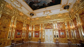 ARCHIV - Das nachgebildete Bernsteinzimmer im Katharinenpalast in Puschkin bei Sankt Petersburg, Russland. Dies ist nicht das echte Bernsteinzimmer, sondern eine Nachbildung.