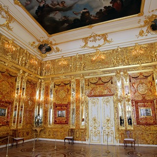 ARCHIV - Das nachgebildete Bernsteinzimmer im Katharinenpalast in Puschkin bei Sankt Petersburg, Russland. Dies ist nicht das echte Bernsteinzimmer, sondern eine Nachbildung.