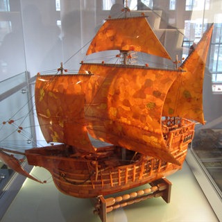 Das Schiff "Santa Maria" von Horst Froese im Bernsteinmuseum in Ribnitz Dammgarten in Mecklenburg Vorpommern. Archivfoto.