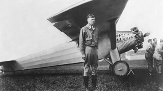 Captain Charles Lindbergh mit seinem Flugzeug The Spirit of St. Louis