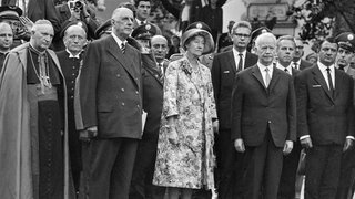 Am 26.05.1964 wird der Mosel-Kanal mit 14 Staustufen eingeweiht.   Staatspräsident Charles de Gaulle (li.), Großherzogin Charlotte von Luxemburg und Bundespräsident Heinrich Lübke (re.) sind mit dabei.
