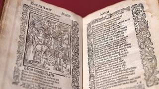 Das Buch "Das Narrenschiff" (1494) des deutschen Juristen und Professors fuer Rechtswissenschaft an der Universitaet Basel Sebastian Brant ist zu sehen in der Ausstellung "Weibsbilder - Eros, Macht, Moral und Tod um 1500" im Kunstmuseum in Basel.