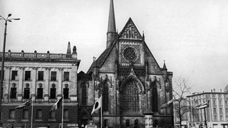 Das Archivbild vom 12.10.1967 zeigt die spätgotische Paulinerkirche, auch Universitätskirche genannt, am Leipziger Augustusplatz. Die mehr als 700 Jahre alte Kirche war 1968 gesprengt worden, weil sie nicht in das von der SED geplante Stadtbild passte.