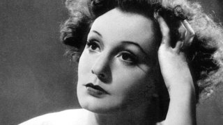 Die schwedische Schauspielerin und Sängerin Zarah Leander ("Kann denn Liebe Sünde sein?"). Zarah Leander wurde am 17. März 1907 als Sara Stina Hedberg in Karlstad geboren. Die Nazis verehrten sie als Filmgröße: Zarah Leander sang sich in viele Herzen.