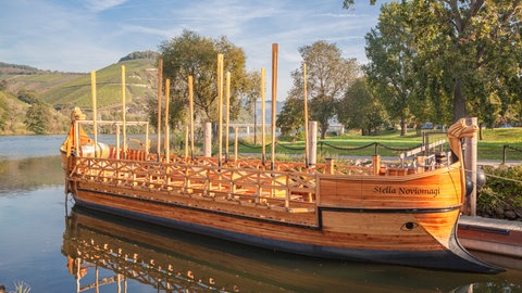 Die Stella Noviomagi, ein fahrtüchtiger Nachbau des römischen Neumagener Weinschiffs, fährt auf der Mosel. Das Schiff erinnert an den Weinhandel zur Römerzeit und wird heute für Touristenfahrten genutzt.