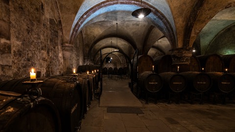 Der historische Cabinetkeller im Kloster Eberbach im Rheingau. Die ehemalige Zisterzienserabtei ist für ihren jahrhundertealten Weinbau sowie ihre romanischen und frühgotischen Gebäude bekannt.
