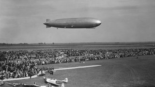 Das Luftschiff 'Graf Zeppelin' (LZ 127, Baujahr 1928) über dem Landesflughafen Stuttgart-Böblingen. -